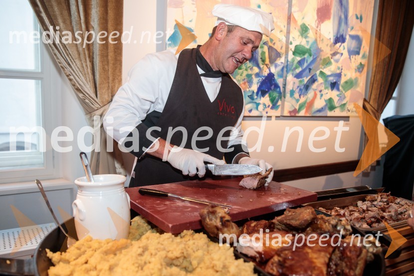 V objemu Lahinje, tamburaška opera