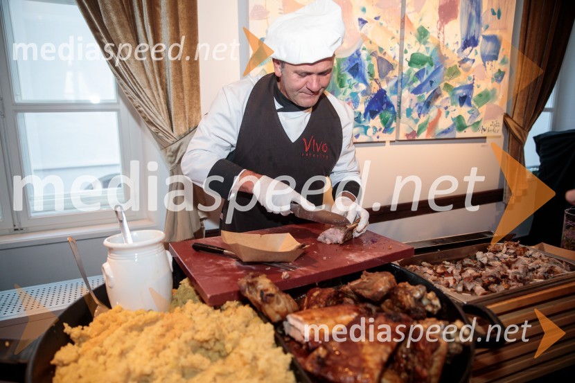 V objemu Lahinje, tamburaška opera