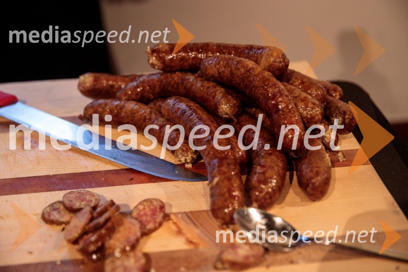 V objemu Lahinje, tamburaška opera