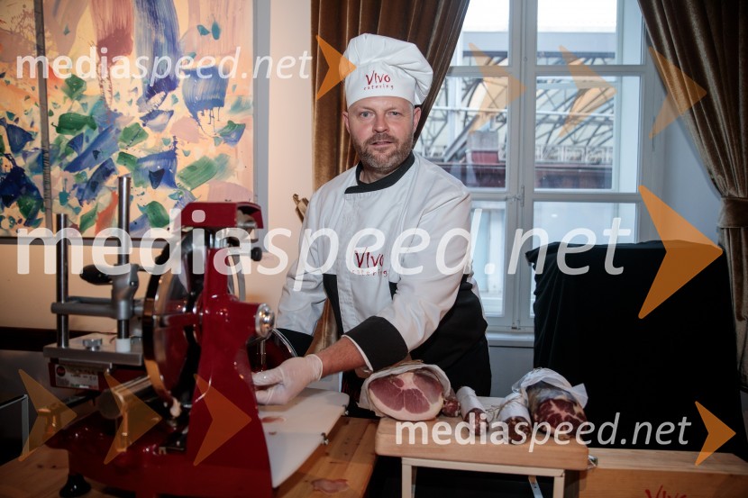 V objemu Lahinje, tamburaška opera