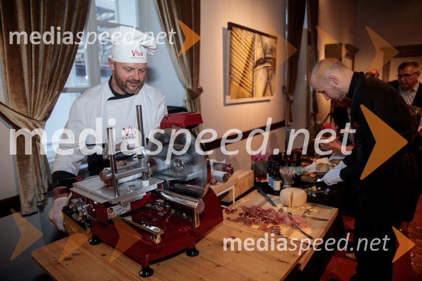 V objemu Lahinje, tamburaška opera
