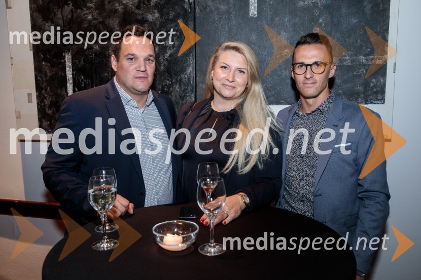 V objemu Lahinje, tamburaška opera