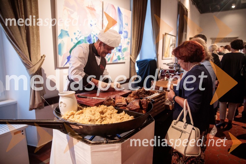 V objemu Lahinje, tamburaška opera