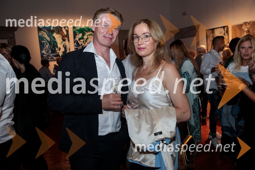  Robert Klun, arhitekt;  Mojca Vran, zobodravnicaV objemu Lahinje, tamburaška opera