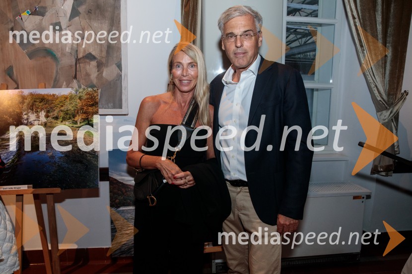  ... ; mag. Črtomir Remec, direktor Stanovanjskega sklada RSV objemu Lahinje, tamburaška opera