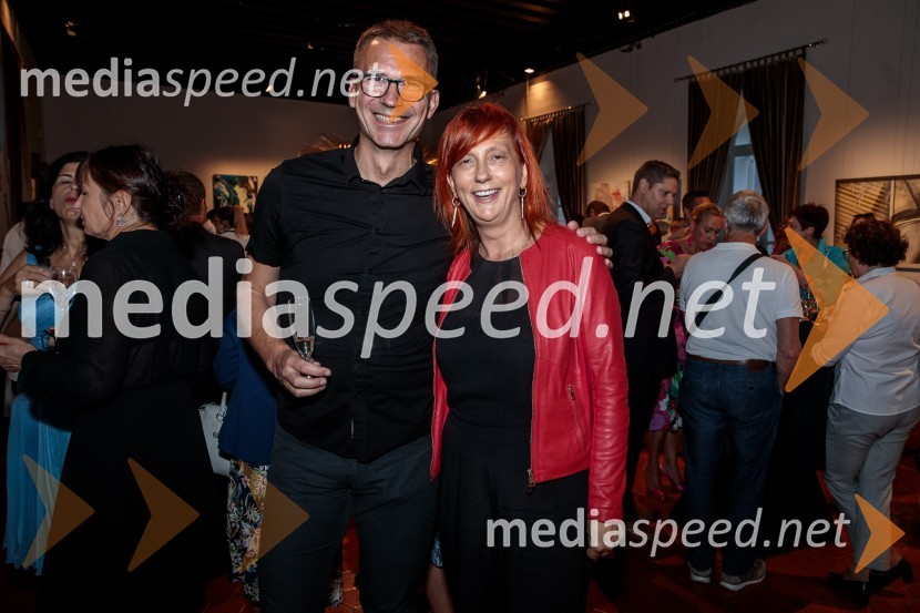  Aleš Kravos, fotograf;  Jerneja  Kamnikar, ustanoviteljica in direktorica Vivo CateringV objemu Lahinje, tamburaška opera