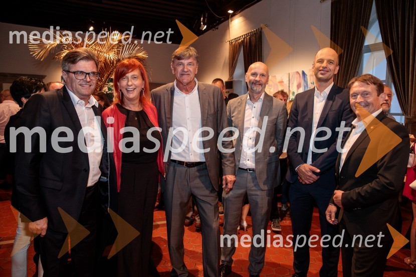  Dari Južna,  lastnik podjetja Lisca;  Jerneja  Kamnikar, ustanoviteljica in direktorica Vivo Catering;  ... ;  ... ;  ... ;  Andrej Kavšek, župan, Občina ČrnomeljV objemu Lahinje, tamburaška opera