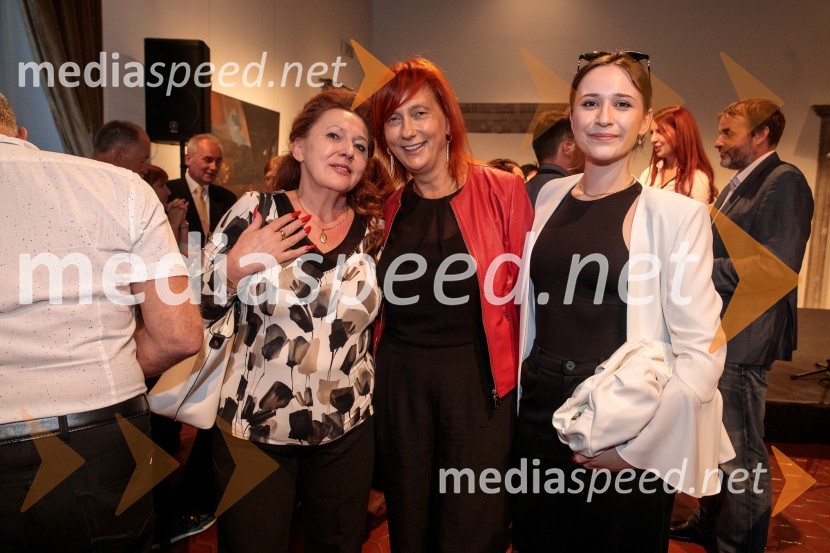  ... ;  Jerneja  Kamnikar, ustanoviteljica in direktorica Vivo Catering;  ... V objemu Lahinje, tamburaška opera