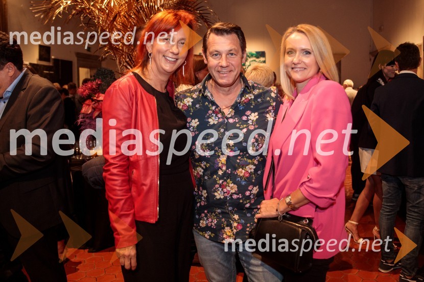  Jerneja  Kamnikar, ustanoviteljica in direktorica Vivo Catering;  Marko Vozelj, pevec;  Tina VozeljV objemu Lahinje, tamburaška opera