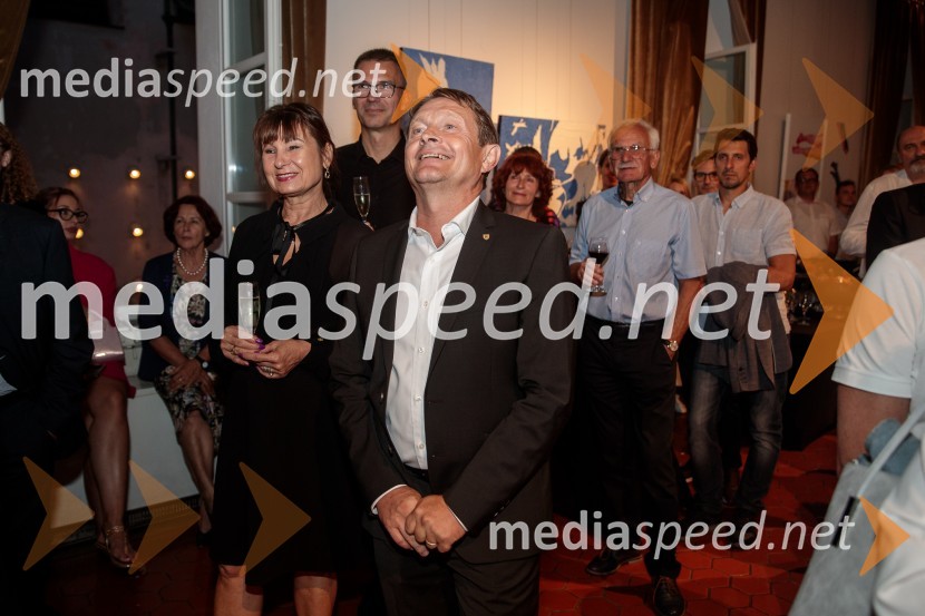  Violeta Tomić, Nekdanja poslanka Državnega zbora Republike Slovenije;  Andrej Kavšek, župan, Občina ČrnomeljV objemu Lahinje, tamburaška opera