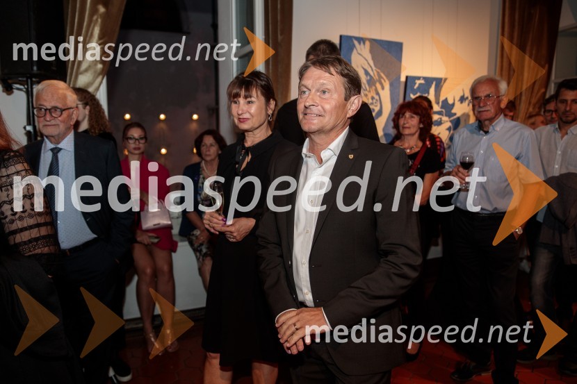  Violeta Tomić, Nekdanja poslanka Državnega zbora Republike Slovenije;  Andrej Kavšek, župan, Občina ČrnomeljV objemu Lahinje, tamburaška opera