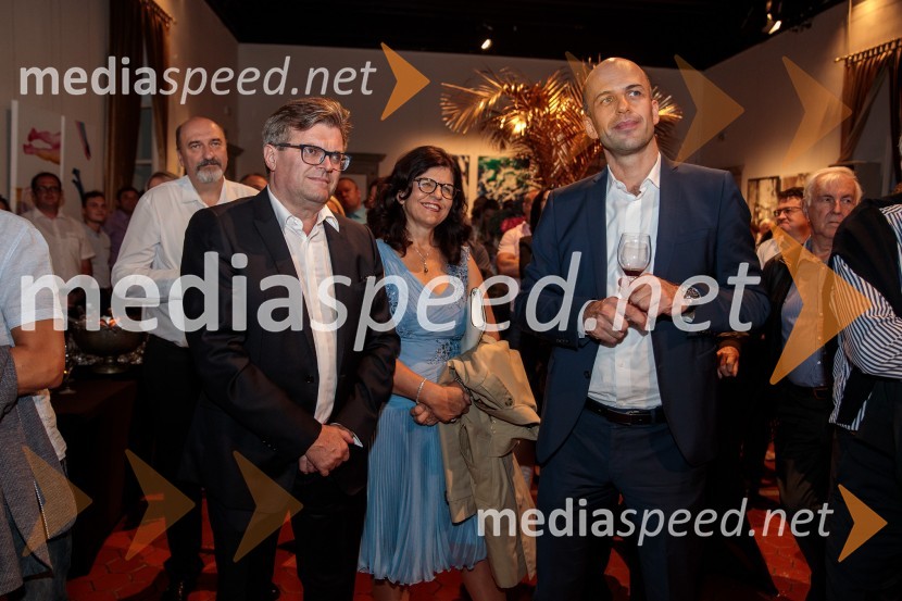  Dari Južna,  lastnik podjetja Lisca;  Vesna Južna, lastnica podjetja Lisca;  ... V objemu Lahinje, tamburaška opera