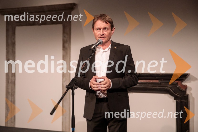  Andrej Kavšek, župan, Občina ČrnomeljV objemu Lahinje, tamburaška opera