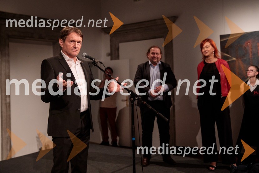  Andrej Kavšek, župan, Občina Črnomelj;  Darko  Brlek, direktor in umetniški vodja, Festival Ljubljana;  Jerneja  Kamnikar, ustanoviteljica in direktorica Vivo CateringV objemu Lahinje, tamburaška opera