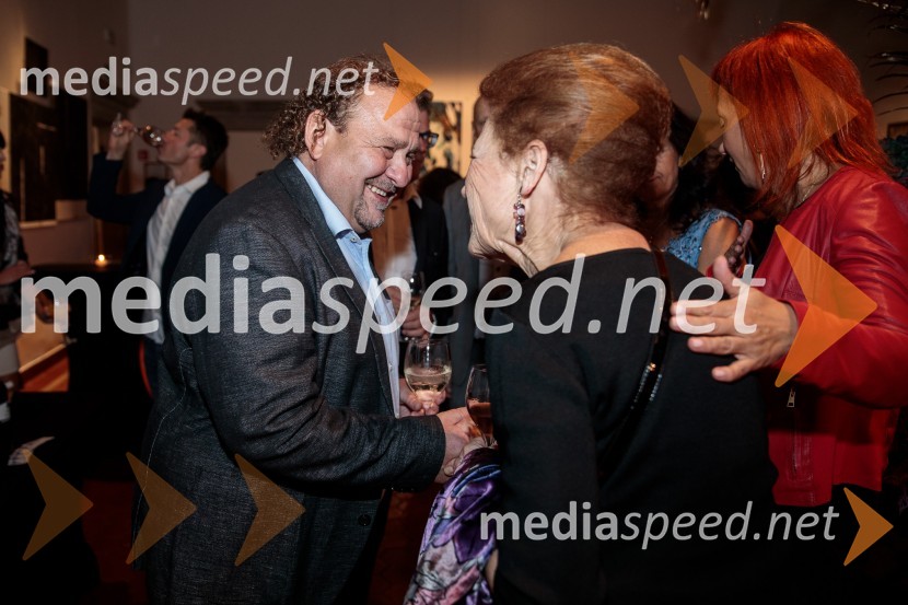  Darko  Brlek, direktor in umetniški vodja, Festival Ljubljana;  Elza Budau, slovenska tekstopiska, pesnica in pisateljicaV objemu Lahinje, tamburaška opera