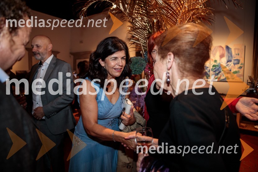  Vesna Južna, lastnica podjetja Lisca;  Elza Budau, slovenska tekstopiska, pesnica in pisateljicaV objemu Lahinje, tamburaška opera