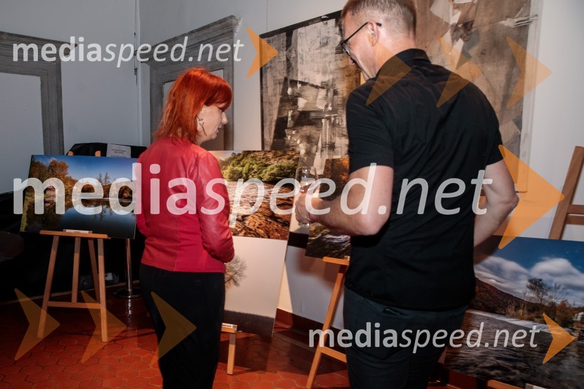  Jerneja  Kamnikar, ustanoviteljica in direktorica Vivo Catering;  Aleš Kravos, fotografV objemu Lahinje, tamburaška opera