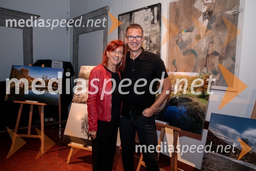  Jerneja  Kamnikar, ustanoviteljica in direktorica Vivo Catering;  Aleš Kravos, fotografV objemu Lahinje, tamburaška opera