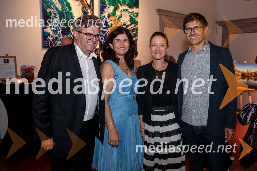  Dari Južna,  lastnik podjetja Lisca;  Vesna Južna, lastnica podjetja Lisca;  Urša Manček Rakovec, marketing, RTV Slovenija;  Matjaž Rakovec, župan Mestne občine KranjV objemu Lahinje, tamburaška opera