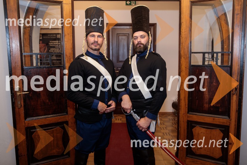 V objemu Lahinje, tamburaška opera