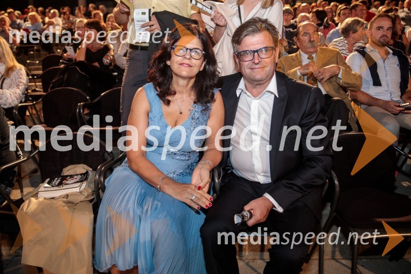  Vesna Južna, lastnica podjetja Lisca;  Dari Južna,  lastnik podjetja LiscaV objemu Lahinje, tamburaška opera