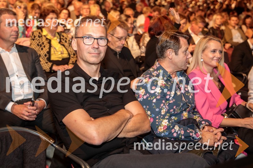  Aleš Kravos, fotograf;  Marko Vozelj, pevec;  Tina VozeljV objemu Lahinje, tamburaška opera