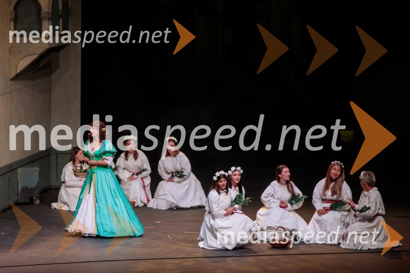  Sara Žuvela, operna pevkaV objemu Lahinje, tamburaška opera