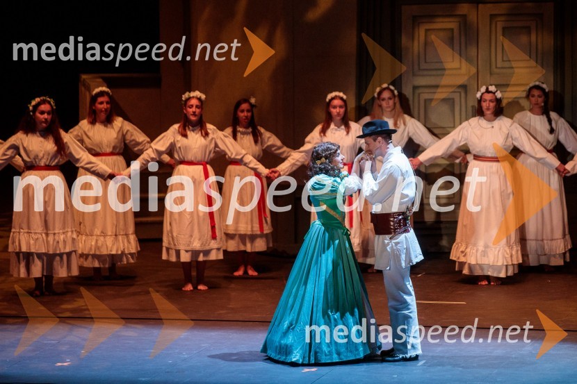  Sara Žuvela, operna pevka;  Gregor Ravnik, pevecV objemu Lahinje, tamburaška opera