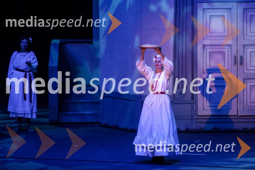  Nataša Zupan, sopranistkaV objemu Lahinje, tamburaška opera