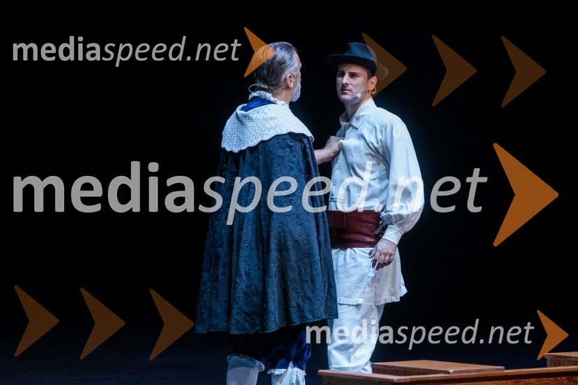  Željko Andrić, pevec;  Gregor Ravnik, pevecV objemu Lahinje, tamburaška opera