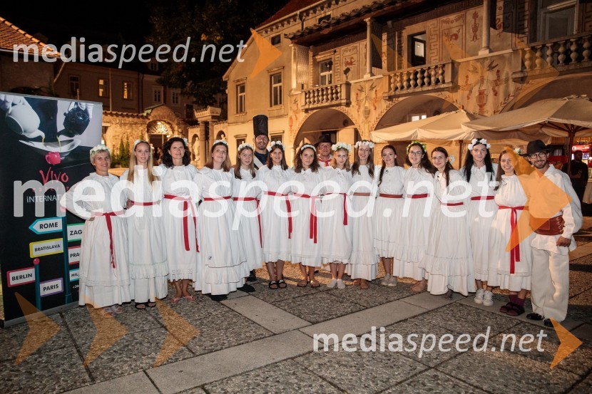 V objemu Lahinje, tamburaška opera
