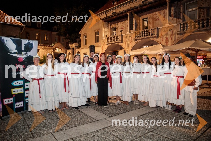  Jerneja  Kamnikar, ustanoviteljica in direktorica Vivo CateringV objemu Lahinje, tamburaška opera