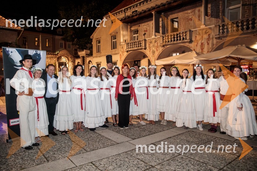  Jerneja  Kamnikar, ustanoviteljica in direktorica Vivo CateringV objemu Lahinje, tamburaška opera