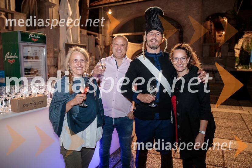 V objemu Lahinje, tamburaška opera