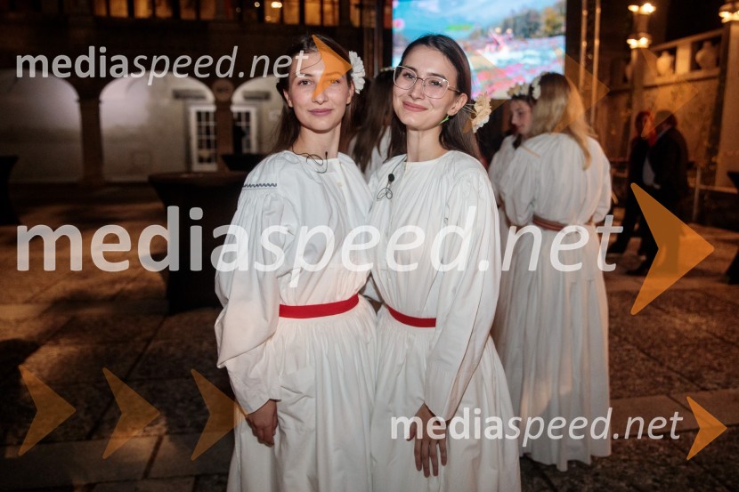 V objemu Lahinje, tamburaška opera