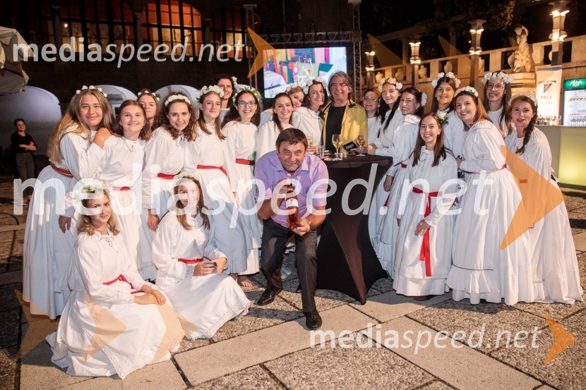  ... ;  Robert Pešut - Magnifico, glasbenikV objemu Lahinje, tamburaška opera