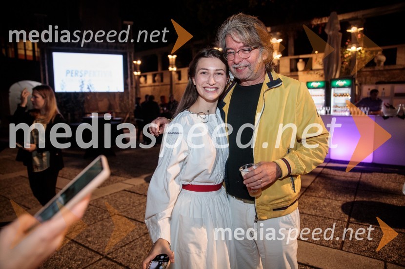  ... ;  Robert Pešut - Magnifico, glasbenikV objemu Lahinje, tamburaška opera