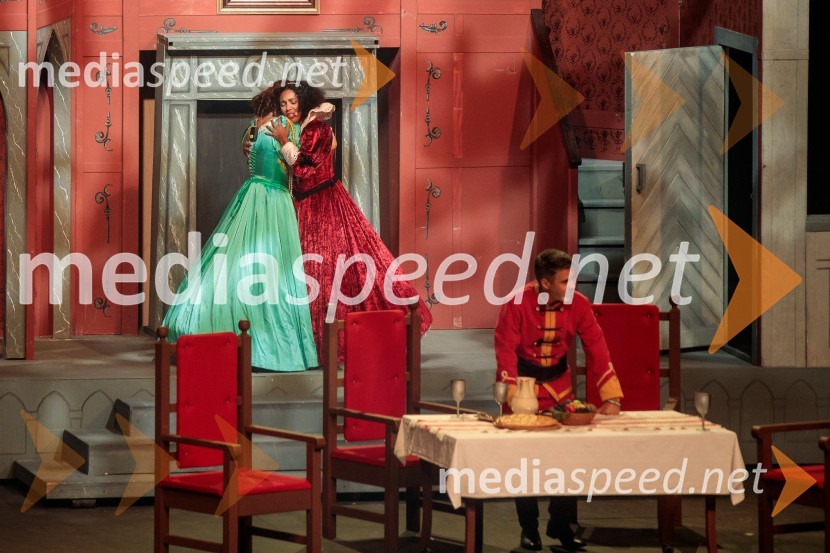  Sara Žuvela, operna pevka;  Irena Yebuah Tiran, operna pevka;  Dejan Heraković, pevecV objemu Lahinje, tamburaška opera