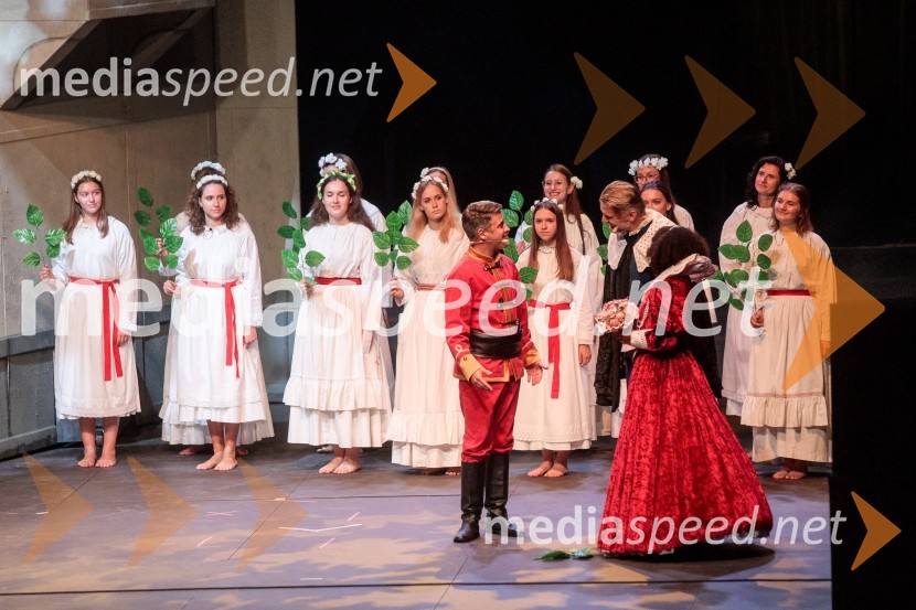  Dejan Heraković, pevec;  Željko Andrić, pevec;  Irena Yebuah Tiran, operna pevkaV objemu Lahinje, tamburaška opera