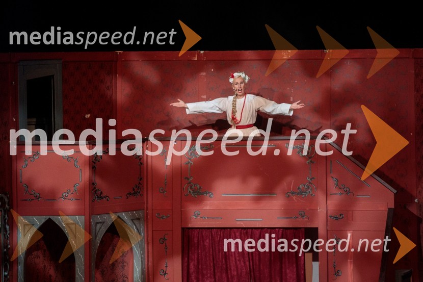  Nataša Zupan, sopranistkaV objemu Lahinje, tamburaška opera