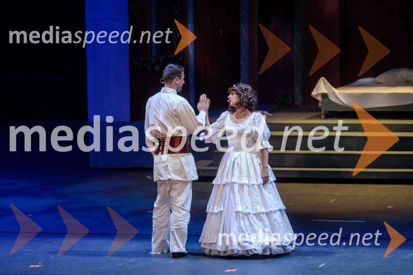  Gregor Ravnik, pevec;  Sara Žuvela, operna pevkaV objemu Lahinje, tamburaška opera