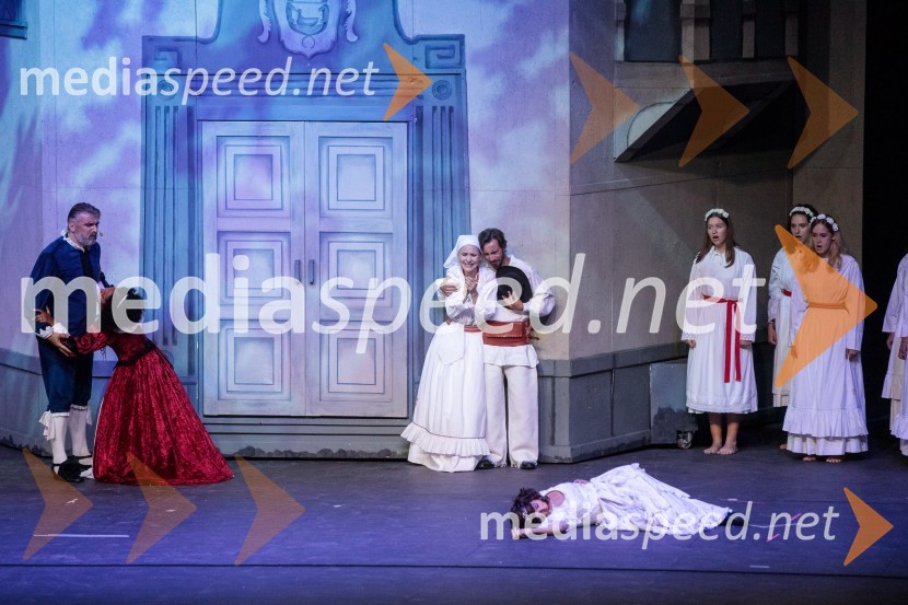  Željko Andrić, pevec;  Irena Yebuah Tiran, operna pevka;  Sabina Gruden, pevka;  Andraž Banovec, pevec;  Sara Žuvela, operna pevkaV objemu Lahinje, tamburaška opera