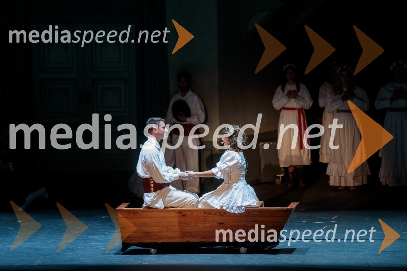  Gregor Ravnik, pevec;  Sara Žuvela, operna pevkaV objemu Lahinje, tamburaška opera