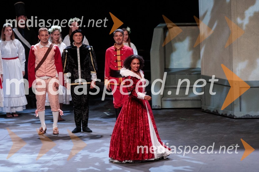  Irena Yebuah Tiran, operna pevkaV objemu Lahinje, tamburaška opera