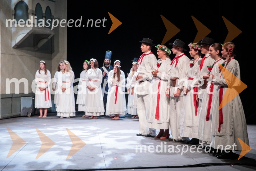 V objemu Lahinje, tamburaška opera