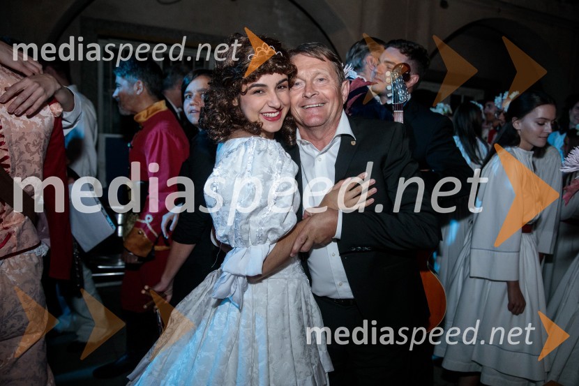  Sara Žuvela, operna pevka;  Andrej Kavšek, župan, Občina ČrnomeljV objemu Lahinje, tamburaška opera