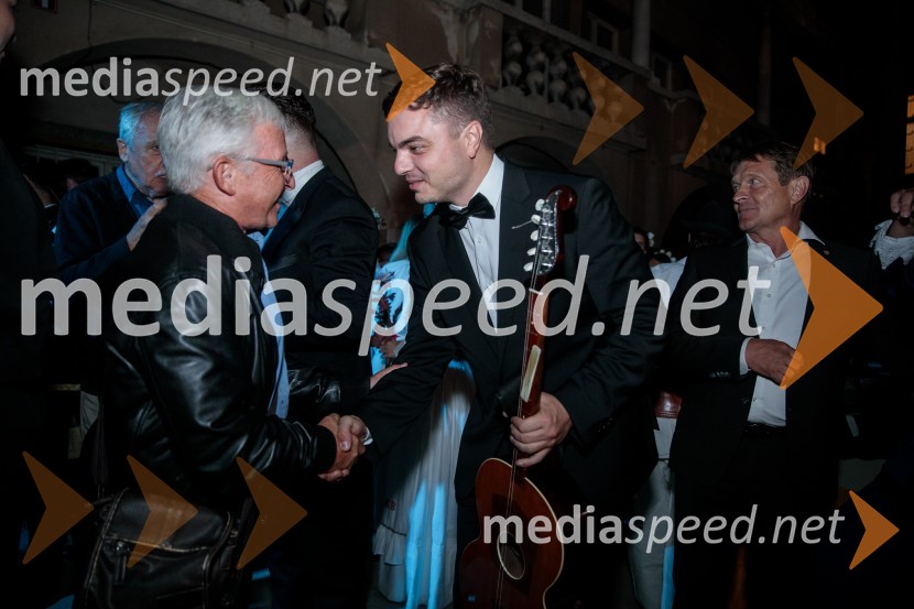 V objemu Lahinje, tamburaška opera