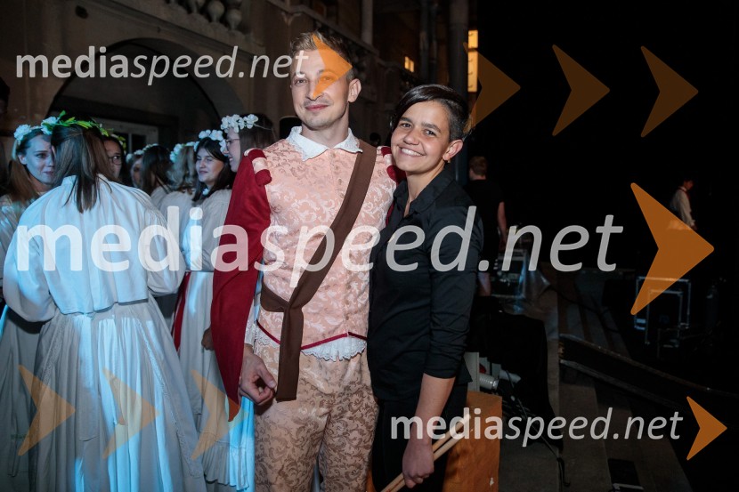  Tom Kobe, pevec;  Katarina KuharV objemu Lahinje, tamburaška opera