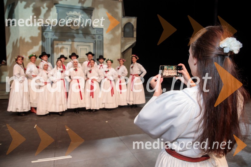 V objemu Lahinje, tamburaška opera