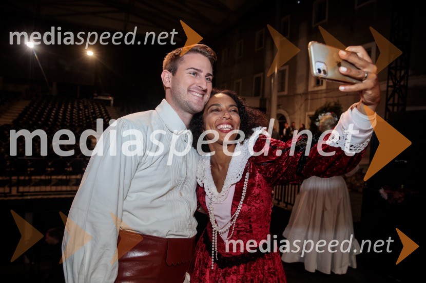  Gregor Ravnik, pevec;  Irena Yebuah Tiran, operna pevkaV objemu Lahinje, tamburaška opera